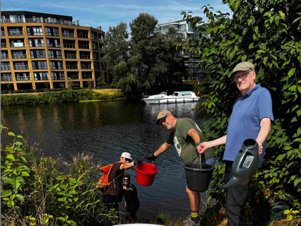Human chain collecting water from the river